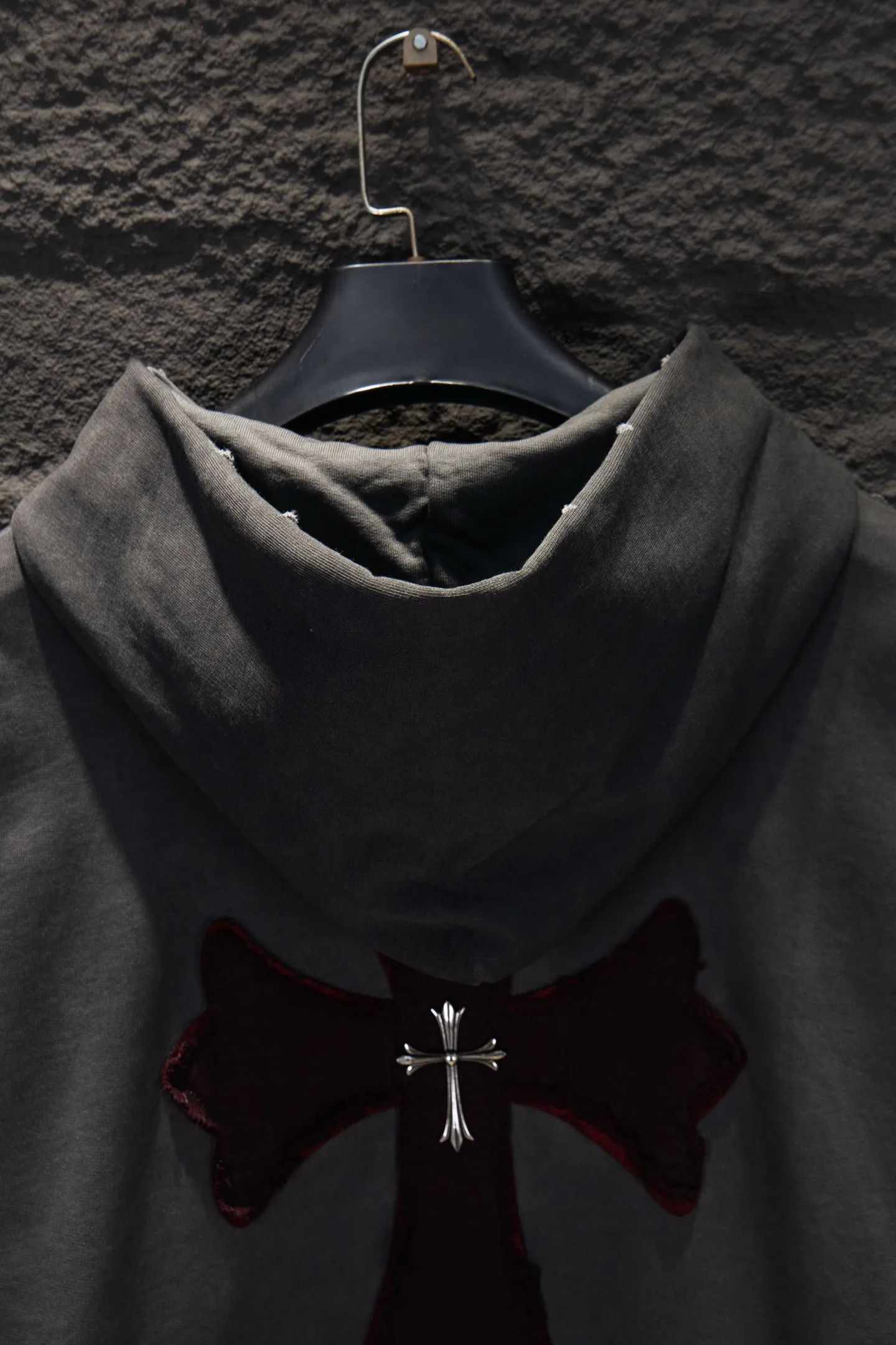 P340 🆕Chrome Hearts Home 420g weight, different from the market, unexplainable texture, os style is really charming, Chrome Hearts is really unique, each season’s new product styles are the best, very wearable, can be worn casually, nice✔️ - ⚠️100% cotton, made of custom-dyed terry cotton sweatshirt surface, 420g double-ply yarn, comfortable to the touch Made from imported knitting needle carded cotton, the thickness is moderate, drapey and contoured, making the upper body comfortable! ! It is very tolerant to fat body types and can instantly lose five pounds after wearing it!  Front panel #Back panel hardware elements# The English letters are arranged artistically. Imported Tajima high-density heavy-duty embroidery technology. The font is three-dimensional and full. The body of the garment is treated with reverse-bottom fried colors, old and worn elements, which greatly increases the interest of the clothing; unique visual effects.  Hem Loose closing Double-layer fabric Good closing effect Exquisite hemming Color: Anti-bottom fried gray Size: S-M-L-XL